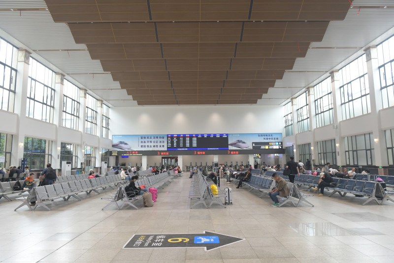 四个候车室分别以“伟人故里”“雷锋家乡”“历史名城”“时尚之都” 为主题。 均为通讯员 胡国良 摄 四个候车室分别以“伟人故里”“雷锋家乡”“历史名城”“时尚之都” 为主题。 均为通讯员 胡国良 摄