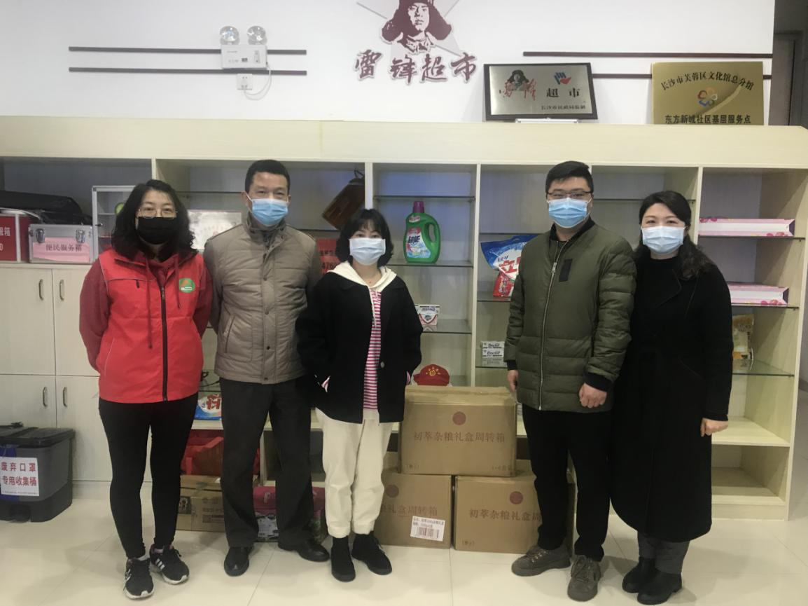 慰问东方新城社区社区工作人员、计生协会会员、志愿者