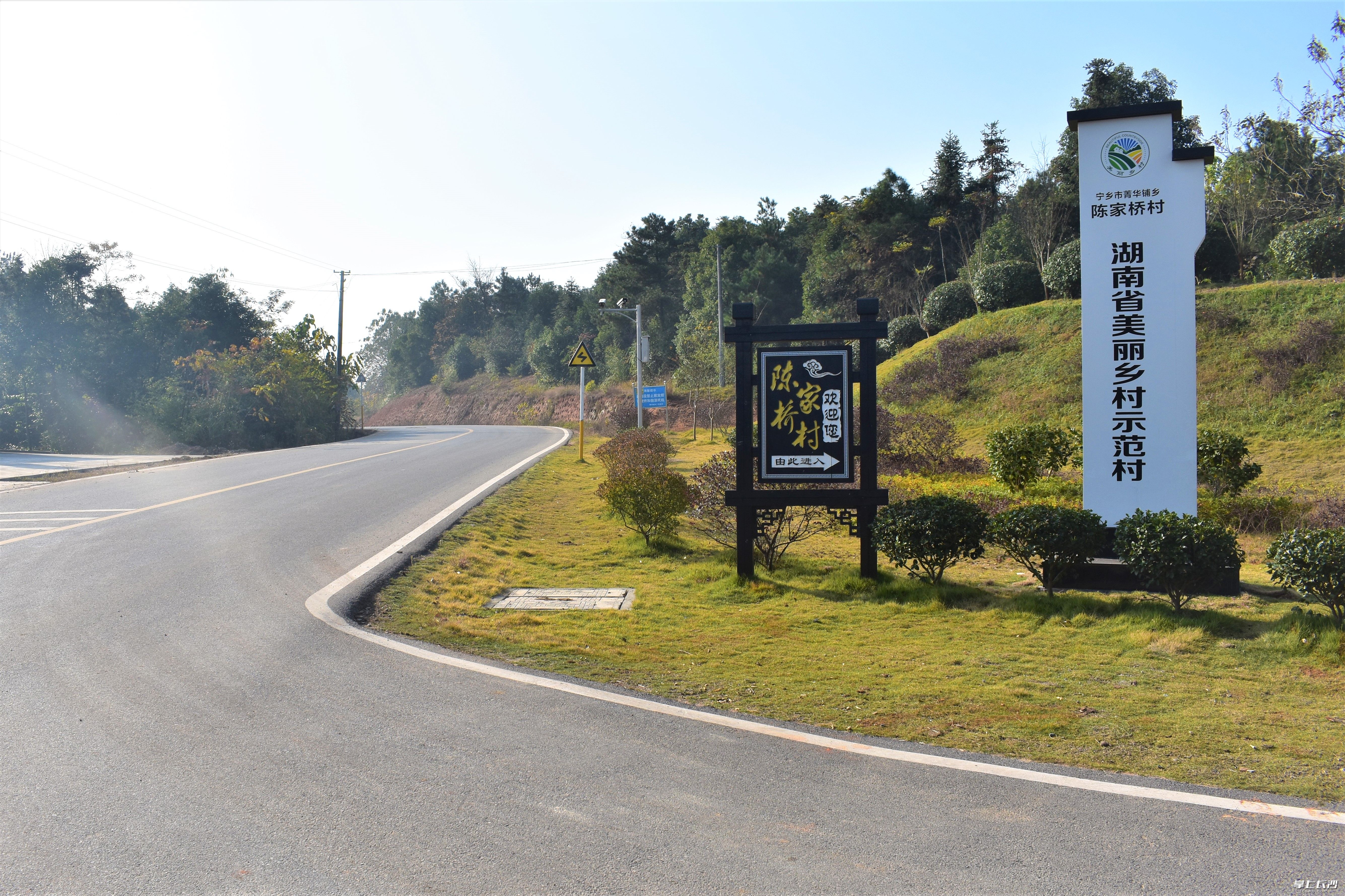 近年来宁乡市聚力“四好农村路”建设，图为建设完成后的菁华铺乡陈家桥村村道。长沙晚报全媒体记者 张禹 通讯员 谢勇 摄影报道