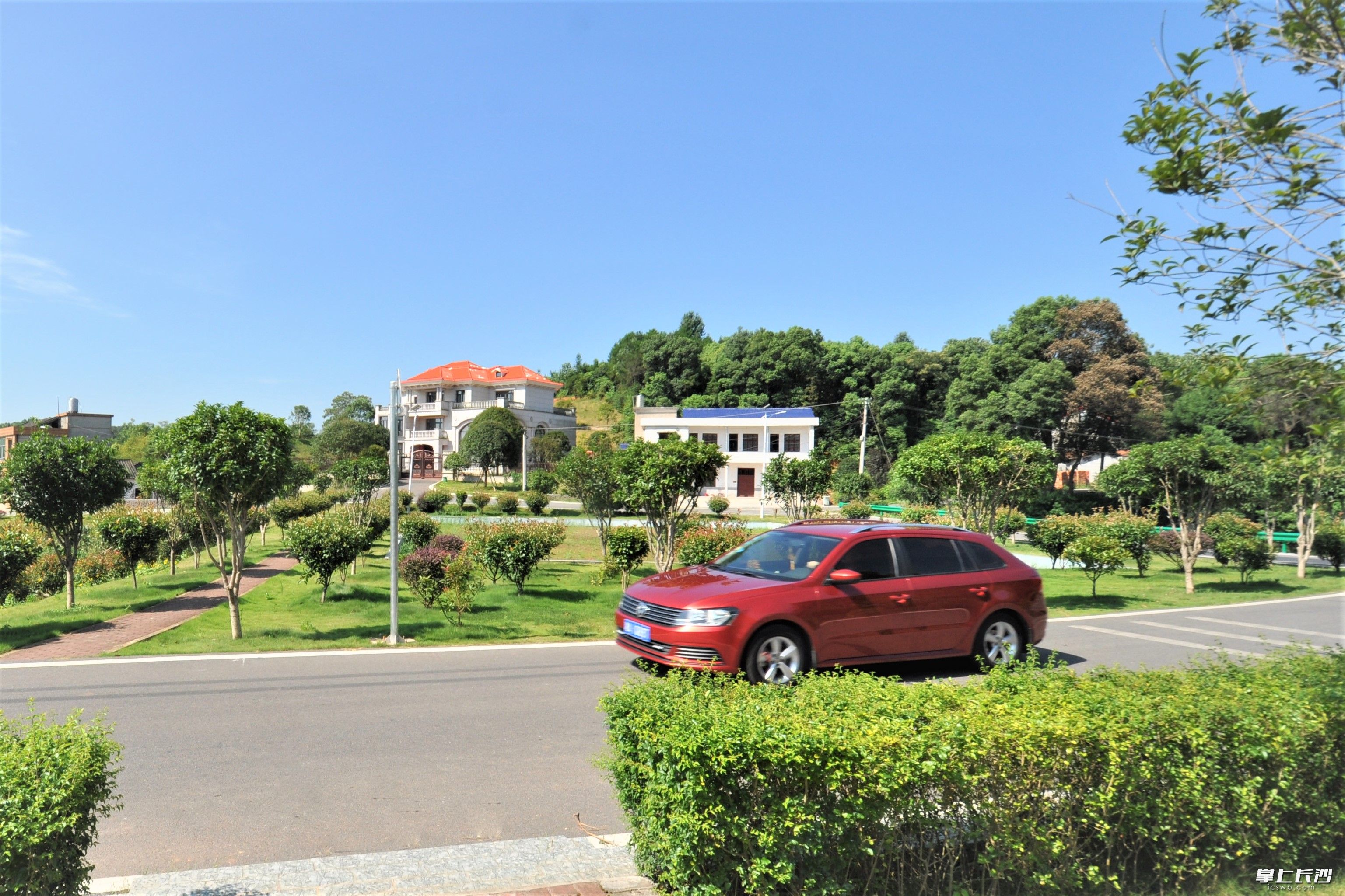 俗话说“要想富，先修路”，宁乡菁华铺乡陈家桥村的新建村道，成为了村民的致富路。长沙晚报全媒体记者 张禹 通讯员 黄勇 摄影报道