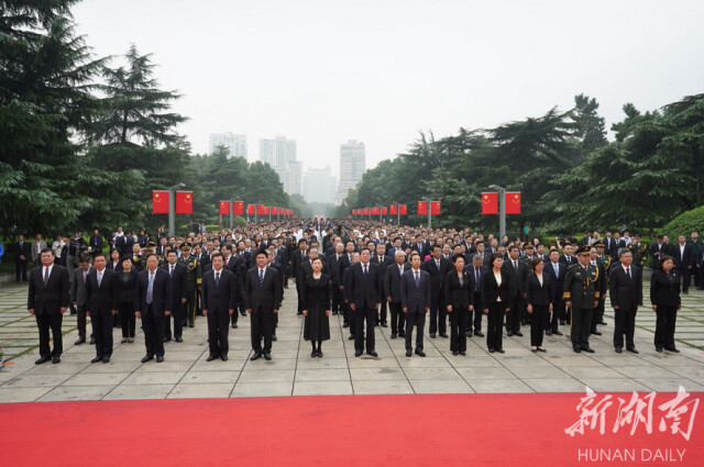 省委书记、省人大常委会主任杜家毫，省委副书记、省长许达哲，省政协主席李微微同省会各界干部群众代表一起，向人民英雄敬献花篮。