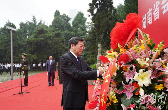 杜家毫仔细整理花篮上的红色缎带。以上图片均为湖南日报记者 罗新国 摄