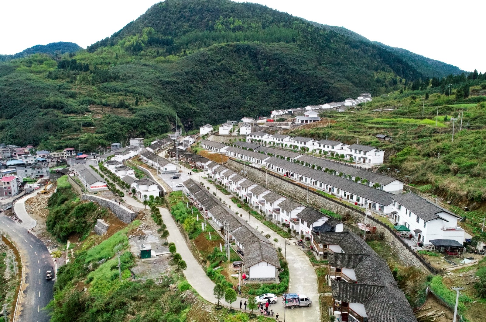 龙山县摘掉“穷帽子”,展现新面貌。 龙山县摘掉“穷帽子”,展现新面貌。