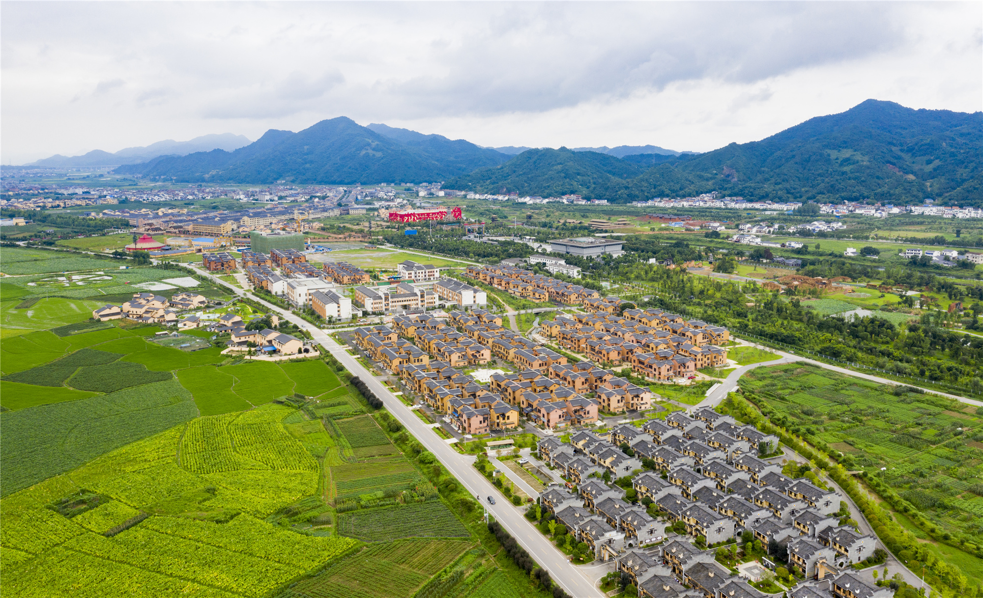宁乡黄材炭河古城千手爱心大屋项目,配套一应俱全,村民依托周边旅游资源致富。 宁乡黄材炭河古城千手爱心大屋项目,配套一应俱全,村民依托周边旅游资源致富。