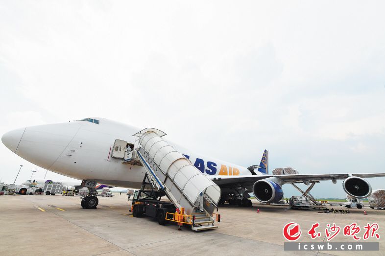 2020年8月21日，长沙开通至纽约国际定期货运航线，为跨境电商产业发展再增一条国际货运通道。