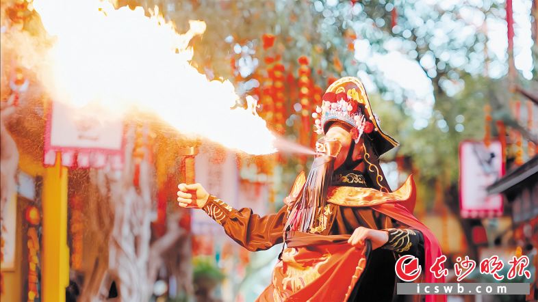 炭河古城景区的演出吸引八方游客。