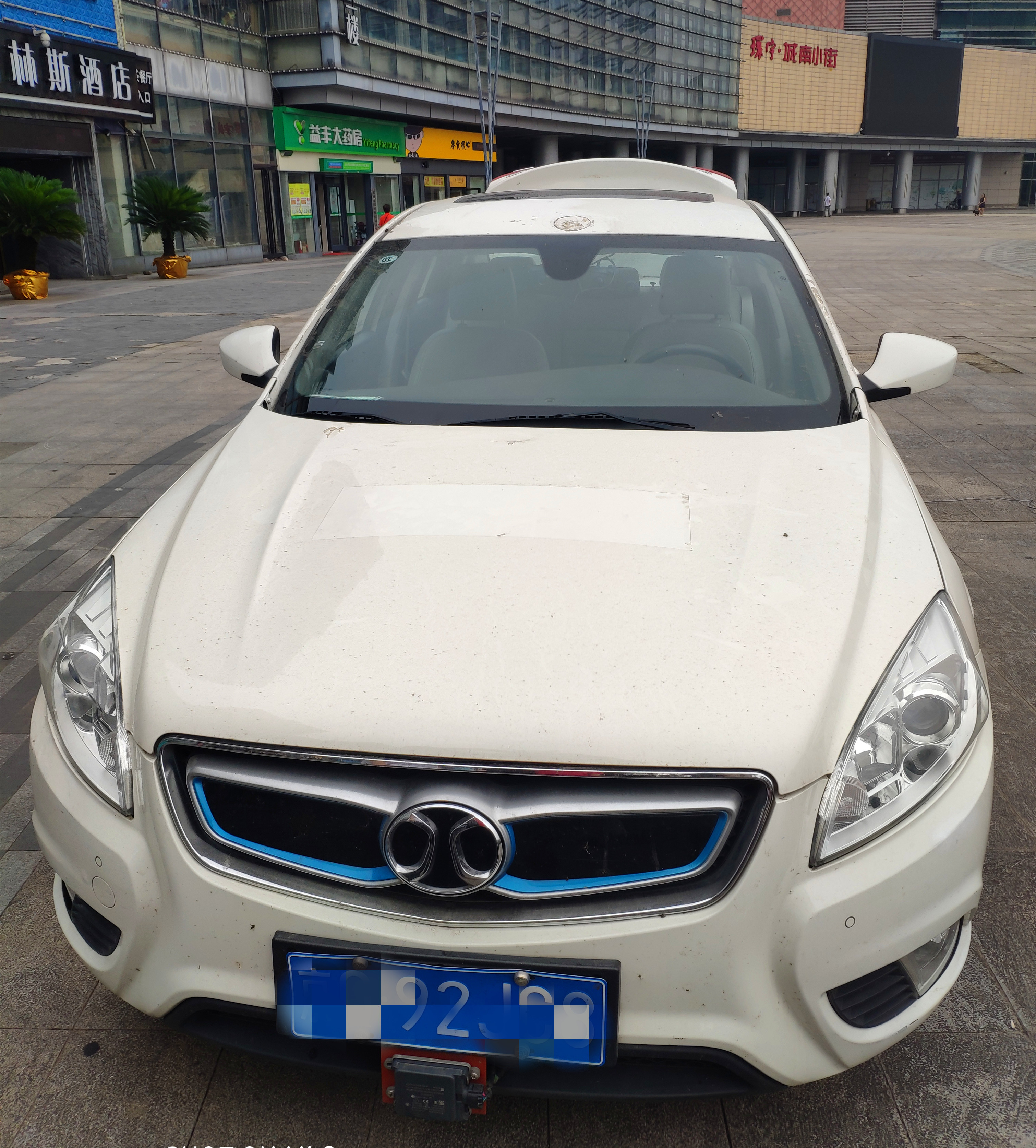 接受远程驾驶的新能源汽车停在长沙中海环宇城广场上，车上没有驾驶员。长沙晚报全媒体记者 王斌 摄_副本