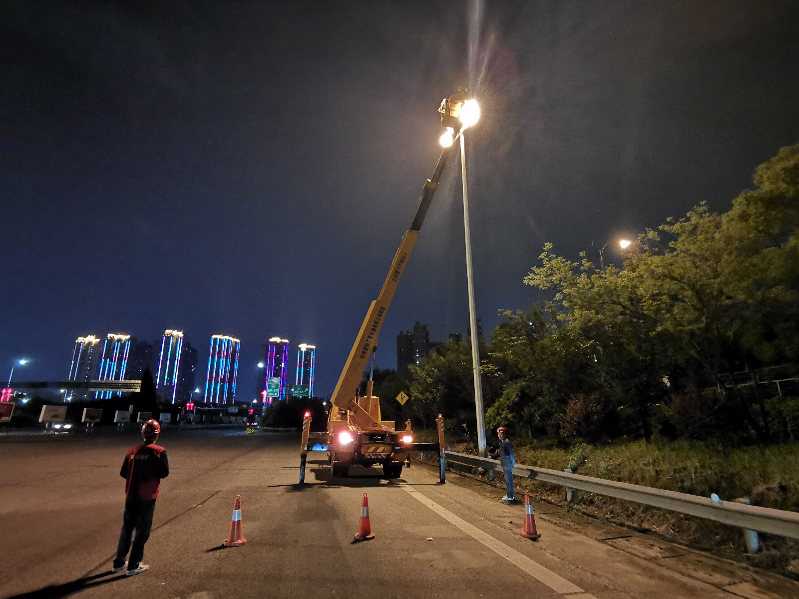 国网长沙路灯管理所“电雷锋”默默坚守在中非经贸论坛保电保供的一线。 国网长沙路灯管理所“电雷锋”默默坚守在中非经贸论坛保电保供的一线。