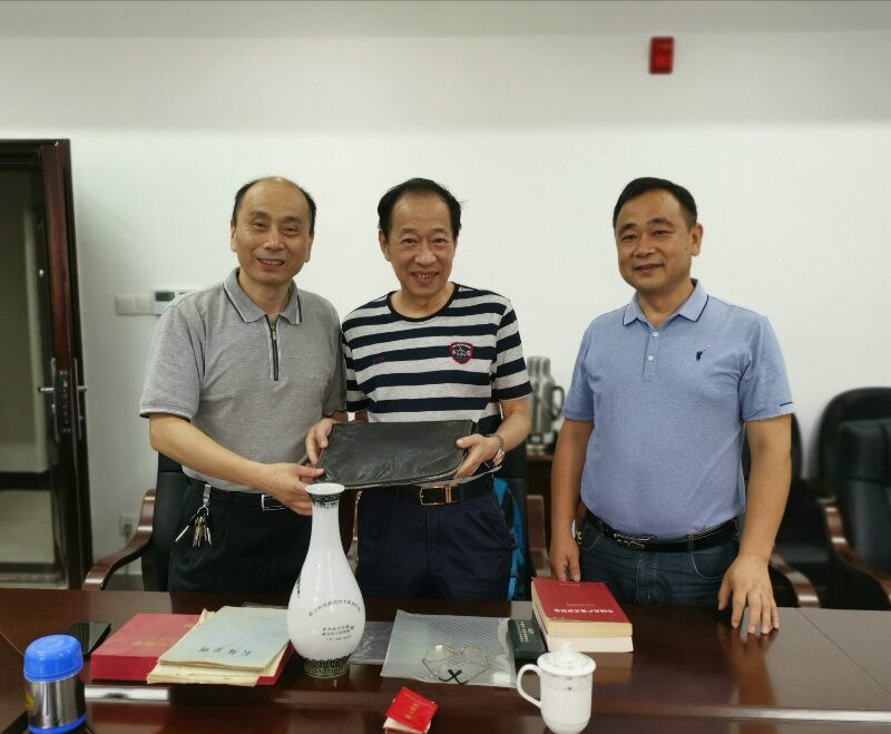 来自芙蓉区东屯渡街道嘉雨社区的党员刘士明向长沙党史馆捐赠14件红色藏品。 受访者供图 来自芙蓉区东屯渡街道嘉雨社区的党员刘士明向长沙党史馆捐赠14件红色藏品。 受访者供图