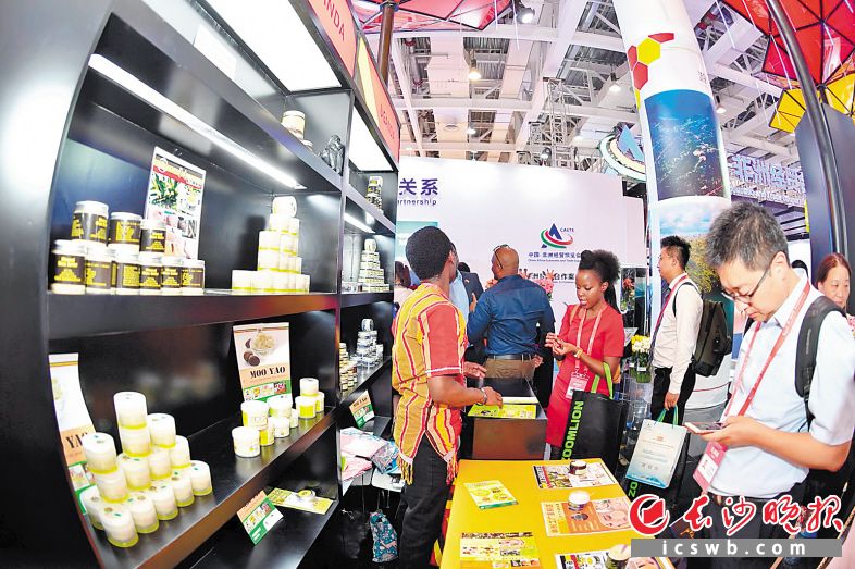 中非经贸博览会展厅，各种非洲特产引起大家的关注。长沙晚报全媒体记者 王志伟 摄