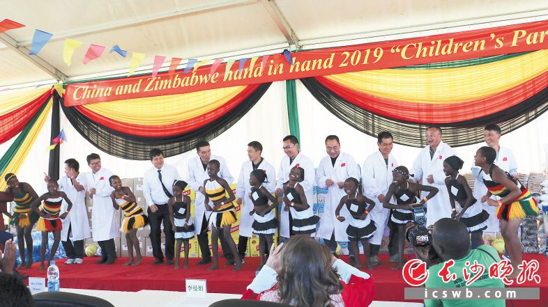 2018年“六一”国际儿童节，中津“手拉手”孤儿派对活动在哈拉雷龙城广场儿童乐园举行。孤儿院孩子们邀请中国医疗队全体队员一起登台载歌载舞。