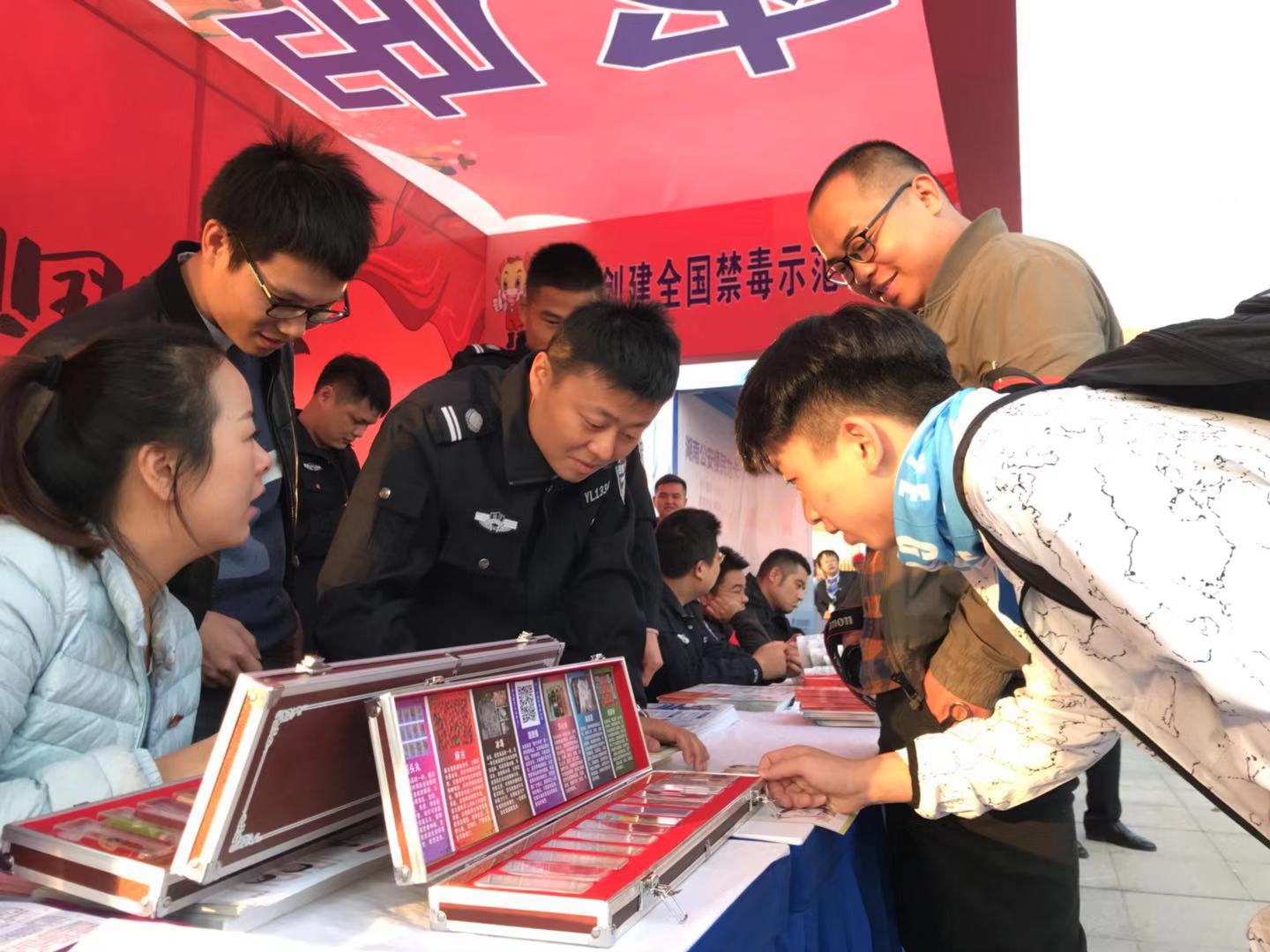 长沙市社会禁毒协会等单位工作人员摆放了常见毒品样品及伪装成“跳跳糖”“奶茶粉”等毒品的仿真样品，让毅行者们产生直观认识。长沙晚报全媒体记者 聂映荣 摄