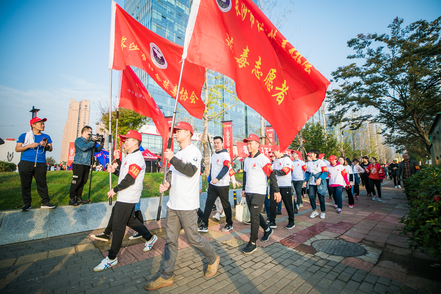 长沙市社会禁毒协会组织禁毒志愿者，身穿禁毒文化衫，参加此次百公里活动。 长沙晚报通讯员 刘璇 摄
