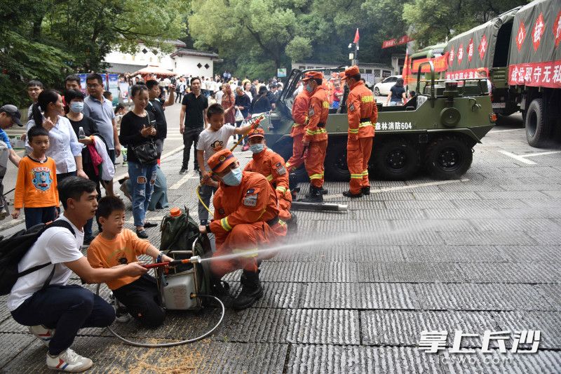 假期期间，森林消防局机动支队六大队十三中队开展“岳麓山景区国庆专项防火行动”，大力宣传森林防火。均为森林消防部门供图