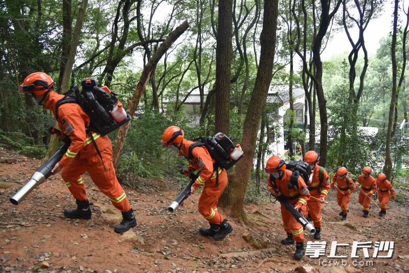 除了防火宣传外，消防指战员开展携装巡护。