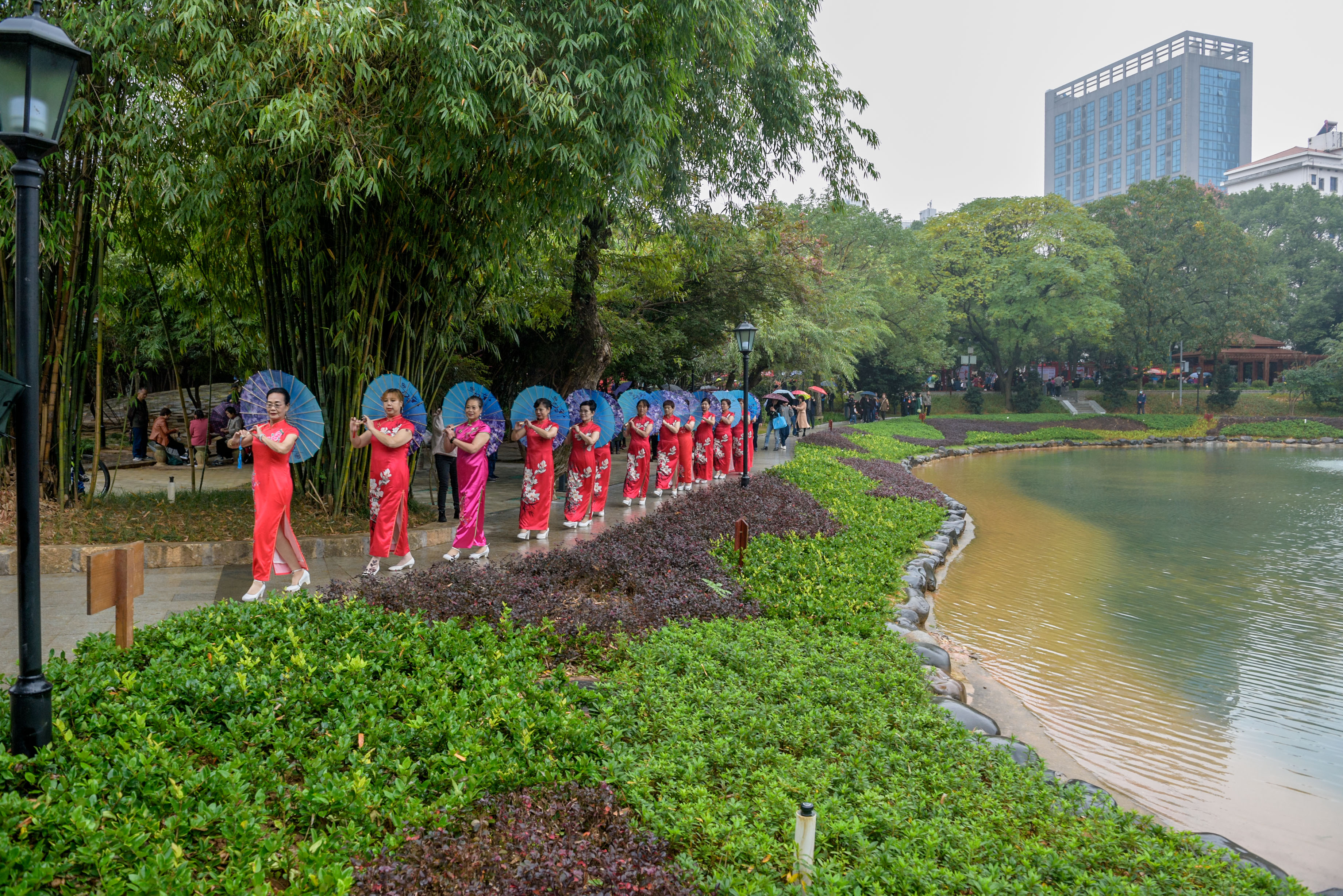 提质改造后的桂花公园，完善了基础设施、打造了绿色风景、融入了海绵理念，新颜亮相的当天，市民们更在此走起旗袍秀。长沙晚报全媒体记者  陈飞 摄