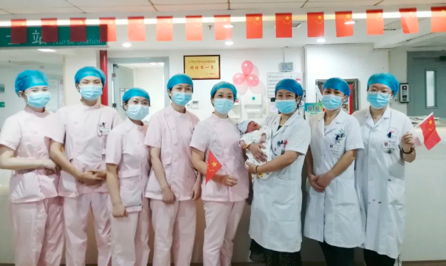 10月1日5时，一对“国庆宝宝”在长沙市第四医院产科呱呱坠地。医院供图