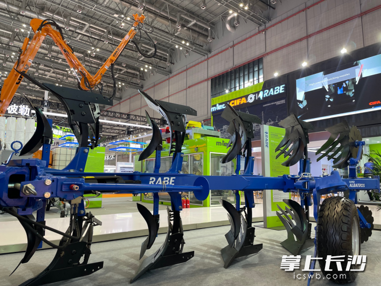 中联重科德国rabe携全悬挂式超级五铧犁参展。 通讯员 刘成坤 供图