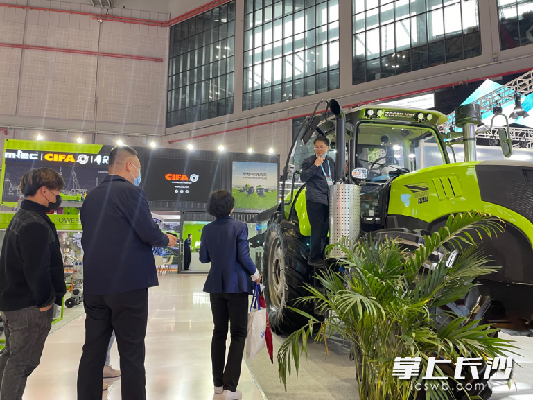 观众零距离观摩中联重科大马力拖拉机产品。  通讯员 刘成坤供图