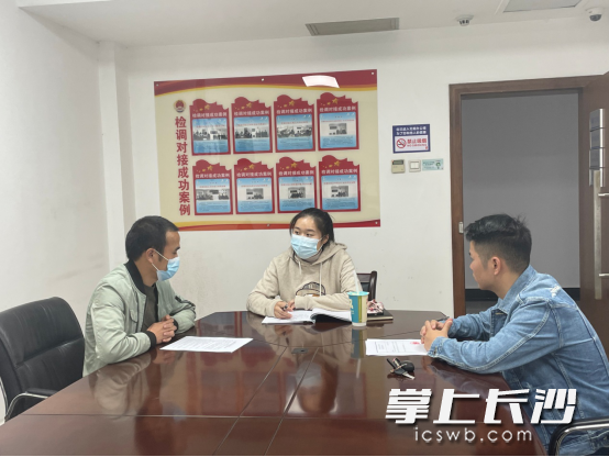 调解员在调解中。通讯员 供图