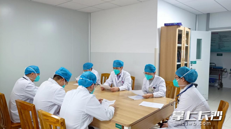 全院大会诊在抢救二区医生办公室内进行。  均为医院供图