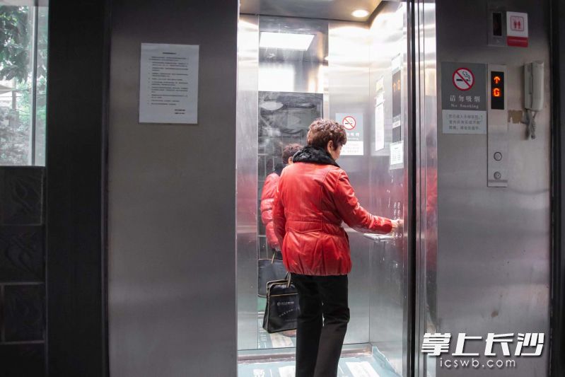 越来越多小区装上了电梯。