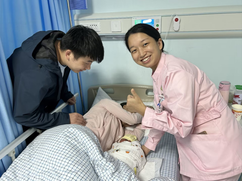 10月1日00:36,长沙市第四医院滨水新城院区迎来了第一个“国庆宝宝”。长沙晚报通讯员 纪娜 供图 10月1日00:36,长沙市第四医院滨水新城院区迎来了第一个“国庆宝宝”。长沙晚报通讯员 纪娜 供图