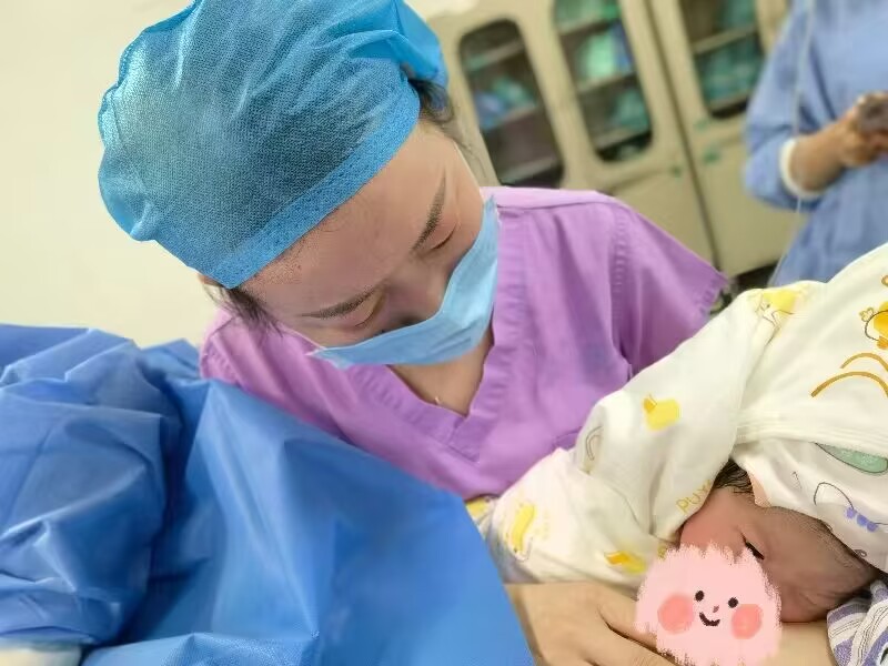 中南大学湘雅二医院助产士孙珍抱着刚刚出生的新生儿。长沙晚报通讯员 刘瑾钰 供图 中南大学湘雅二医院助产士孙珍抱着刚刚出生的新生儿。长沙晚报通讯员 刘瑾钰 供图