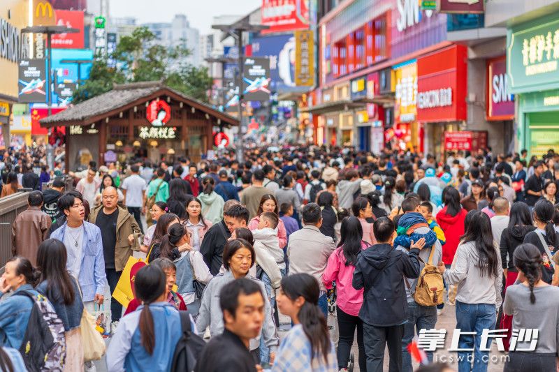 国庆假期首日，长沙街头人山人海。均为长沙晚报全媒体记者 陈飞 摄