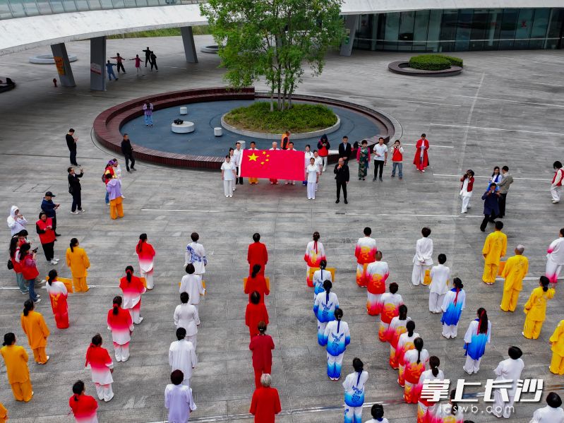 长沙市太极拳运动协会盛启“迎国庆、颂党恩、展太极风采”活动。