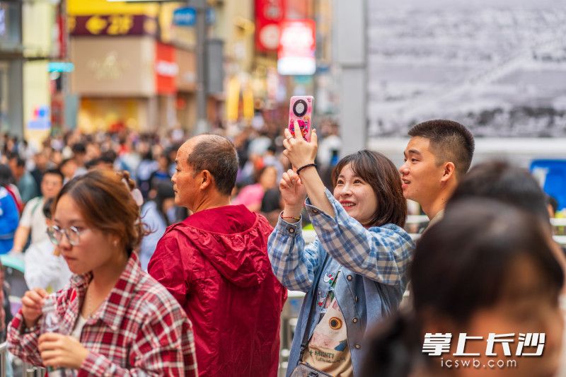 路人兴奋地记录长沙的人气。