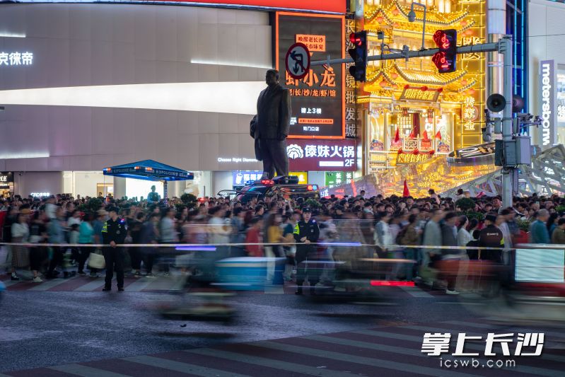 国庆假期，长沙公安强化对五一商圈、岳麓山、橘子洲等地的人流管控力度，全力守护市民游客安全出行。