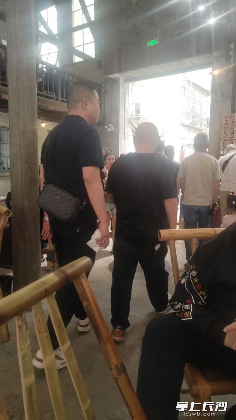 东茅街茶馆在国庆期间人流量大增，采取排队取号限流措施，以保证顾客优质体验。