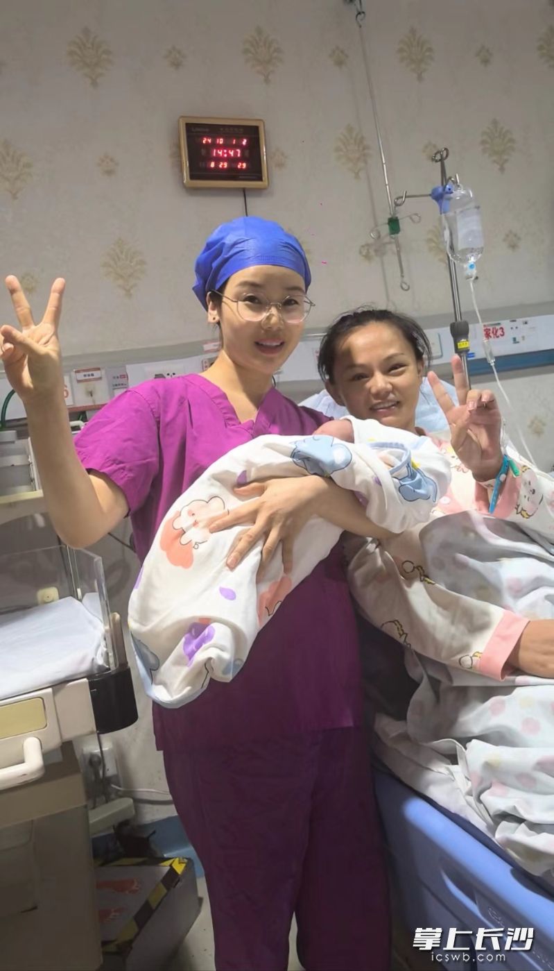 在长沙市妇幼保健院,助产士和新生儿妈妈开心合影。医院供图 在长沙市妇幼保健院,助产士和新生儿妈妈开心合影。医院供图