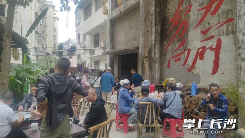 东茅街茶馆前坪，临时加桌安排顾客。