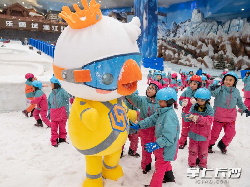 湘江欢乐城欢乐雪域，被浓厚的节日氛围装点得分外赏心悦目。
