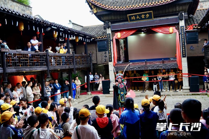 靖港古镇八元堂内，精湛演艺吸引众多游客。
