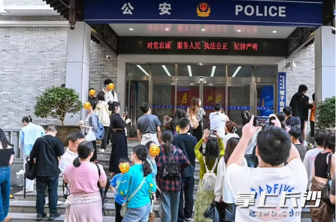 游客在坡子街派出所排队打卡。均为受访者供图