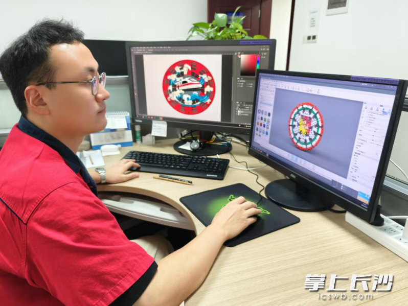 技术员正在进行刀盘涂装设计。