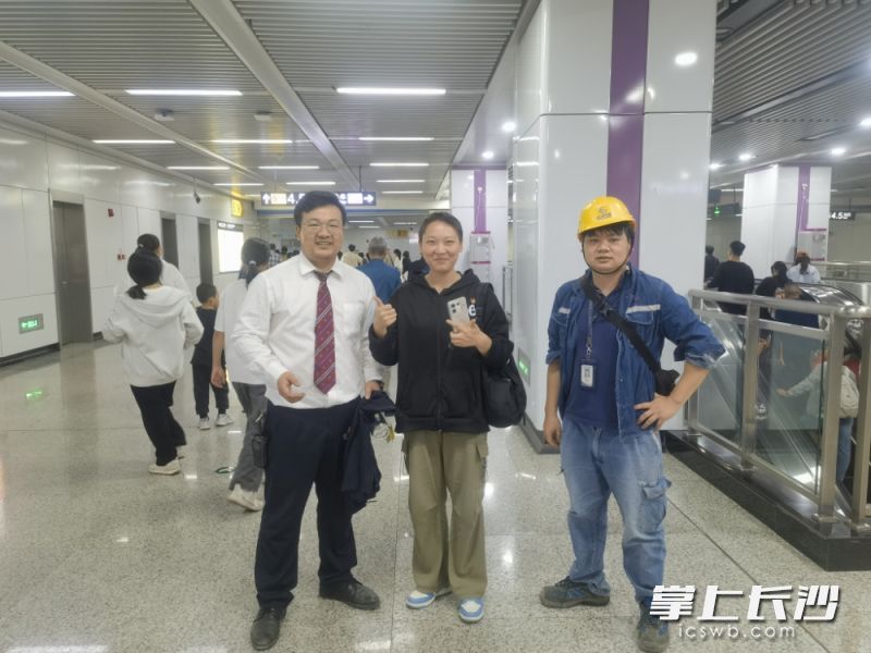 长沙地铁工作人员及时帮乘客找到掉入车站设备层排热风室内的手机。