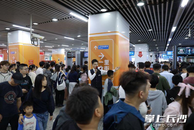 长沙地铁各级管理人员、职能部门支援人员及青年突击队员，配合车站开展客流引导。   均为长沙地铁供图