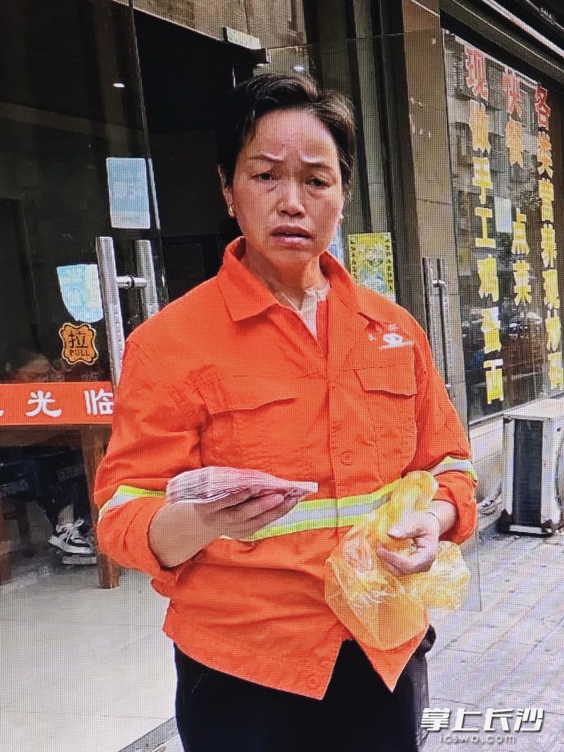 李灿峰捡到钱后交给了单位找到了失主。长沙晚报通讯员 彭英 摄