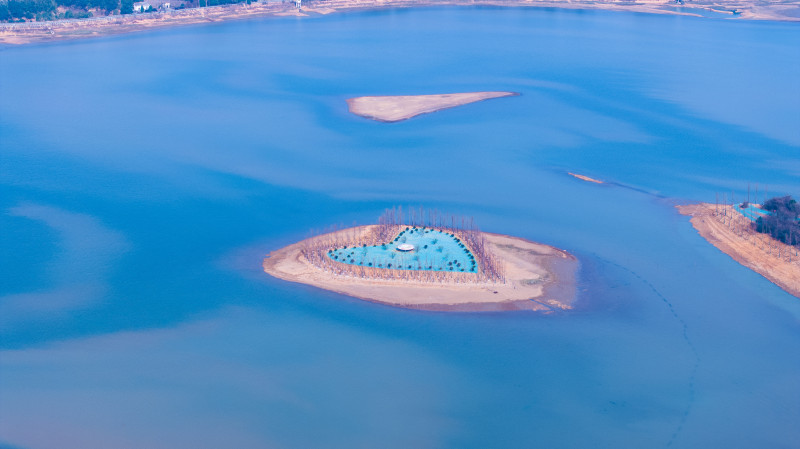 位于宁乡双江口镇左家山村的橘浪屿，让人有一种身临海滨的既视感。