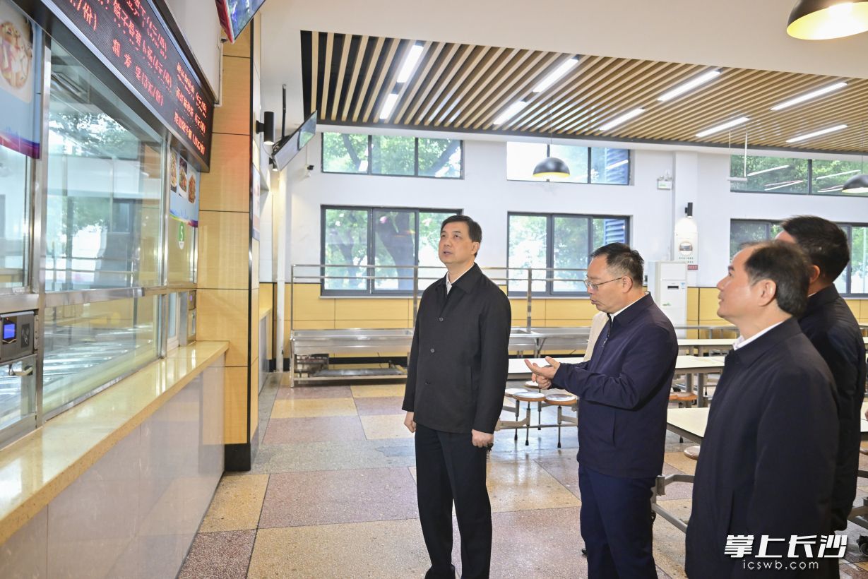 周海兵实地察看长郡中学师生食堂就餐大厅。 长沙晚报全媒体记者 余劭劼 摄