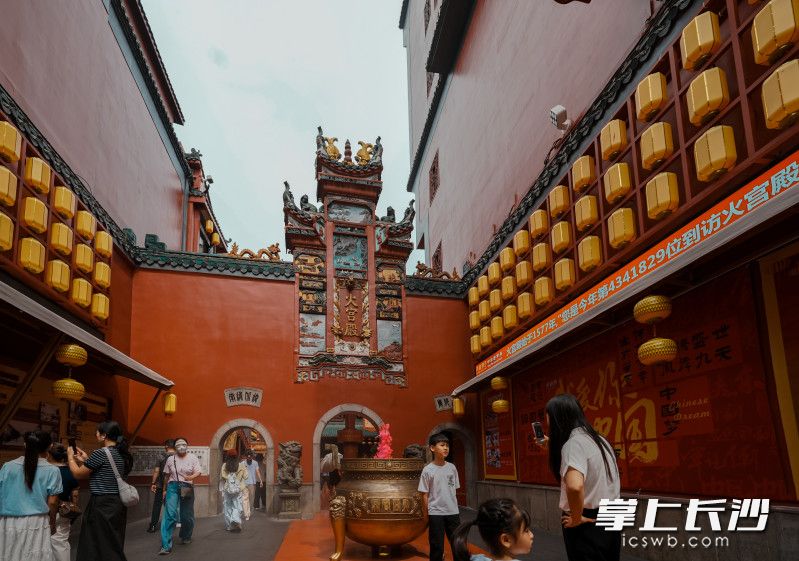 市民游客在火宫殿打卡拍照