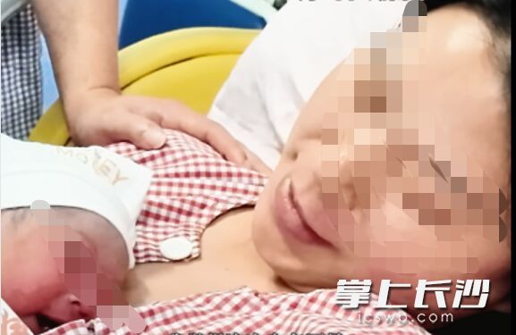 10月1日2时42分,伴随着一声响亮的啼哭,湖南省妇幼保健院迎来今年第一个“国庆宝宝”。长沙晚报通讯员 韩旭 摄 10月1日2时42分,伴随着一声响亮的啼哭,湖南省妇幼保健院迎来今年第一个“国庆宝宝”。长沙晚报通讯员 韩旭 摄