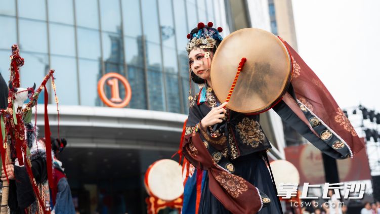 神秘古老的湘西苗族傩戏登场，粗犷原始的表演让人仿佛穿越时空。