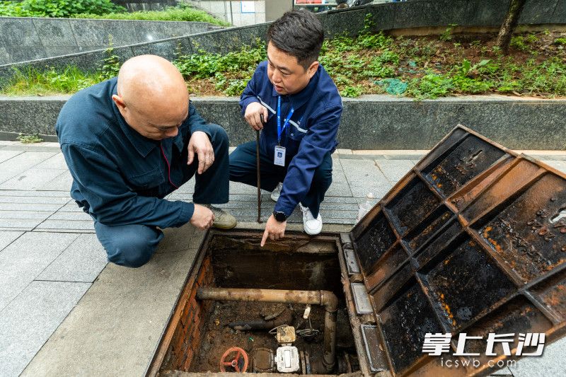 长沙供水有限公司城南分公司裕城片区水管家程卓（右）在进行巡检。