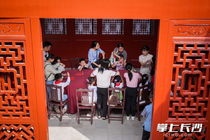 在八路军驻湘通讯处旧址大厅内，“芳草·薪传”公益课堂吸引不少市民参与。