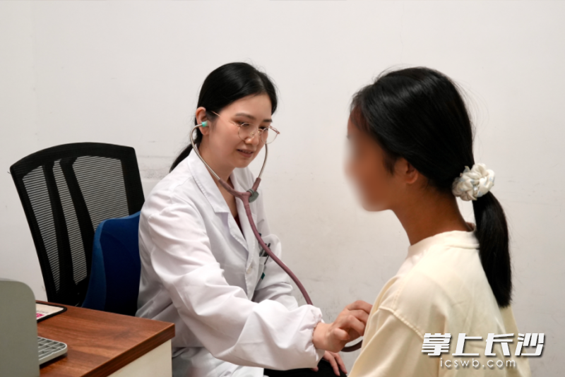 儿科医生正在为前来接种流感疫苗的孩子做健康检查。本文图片均为长沙晚报全媒体记者 林暘摄